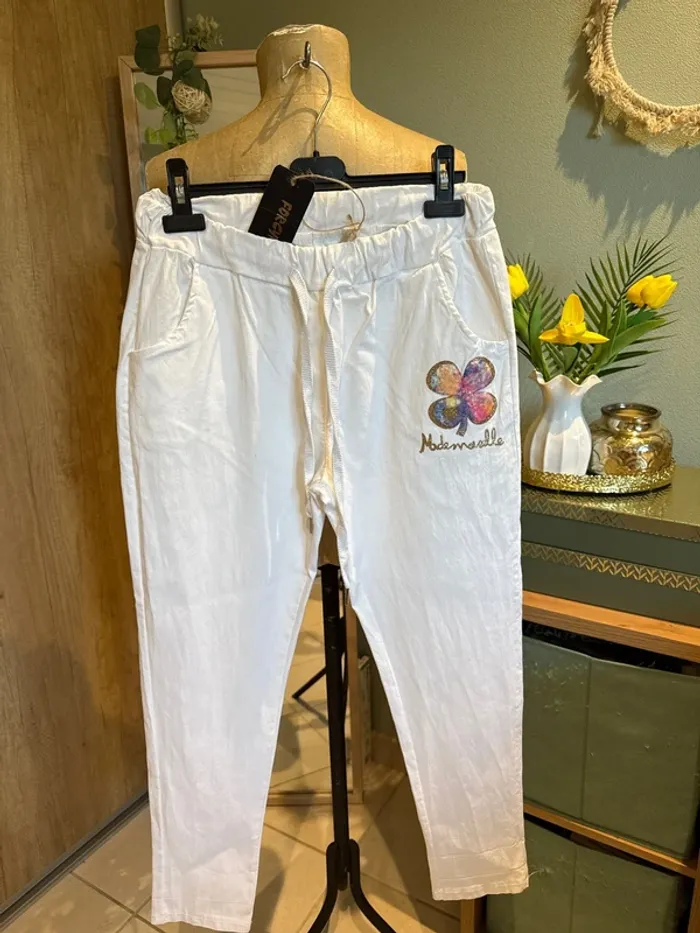 Très beau pantalon magique avec trèfle coloré et inscription mademoiselle doré