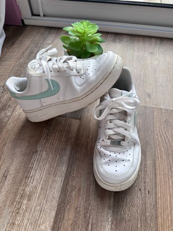 - Baskets Nike Air force  - Pointure 37,5 - bon état, usé au talon d’un pied