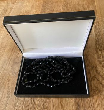 Collier long vintage en jais avec boîte 