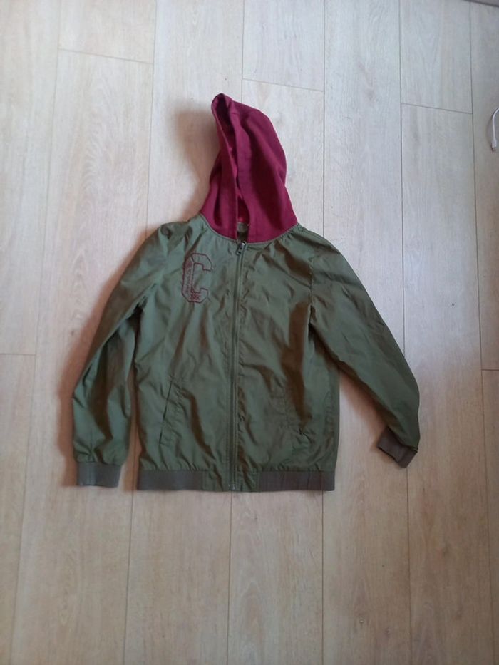 Veste kaki zippée à capuche bordeaux