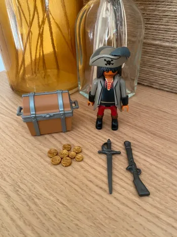 Pirate Playmobil avec coffre