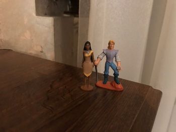 Figurine princesse pocahontas et john smith disney