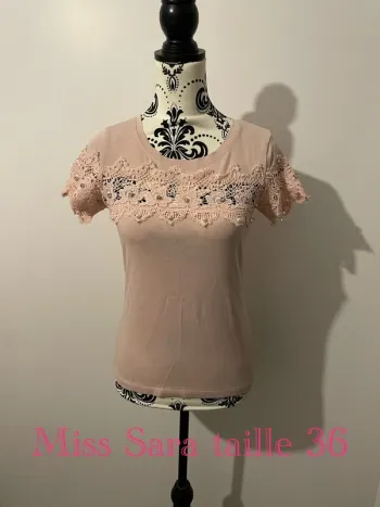 T-shirt à manches courtes rose clair avec perles strass col rond extensible Miss Sara taille 36