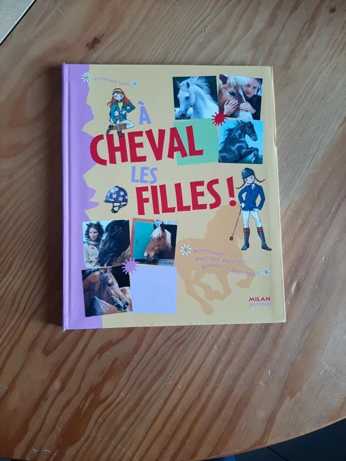 Livre à cheval les filles! apprentissage équitation chevaux