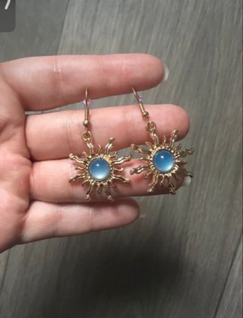 Boucles d’oreilles pendantes NEUVES femme en forme de soleil ☀️ couleurs bleu clair et doré