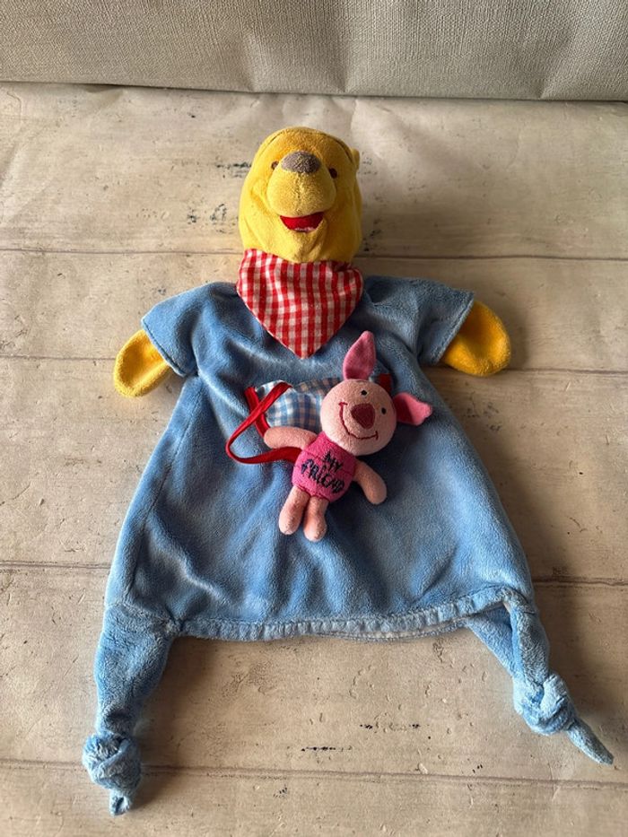 Doudou Disneyland Paris winnie l'ourson jaune Plat bleu marionnette avec poche Petit porcinet