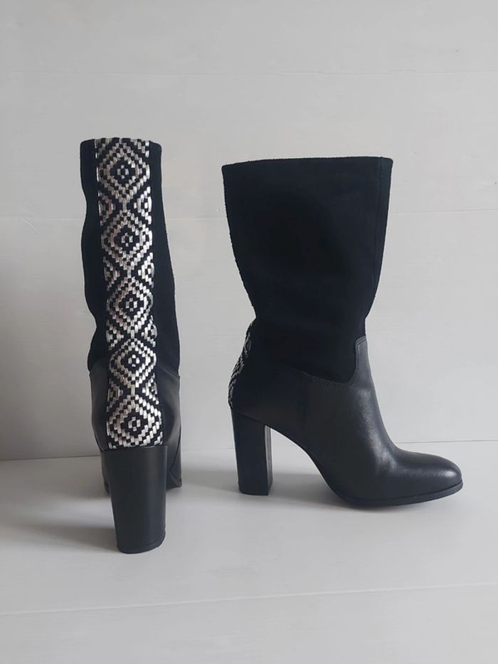Bottes cuir synthétique et suédine effet peau de pêche avec liseré argenté pointure 37