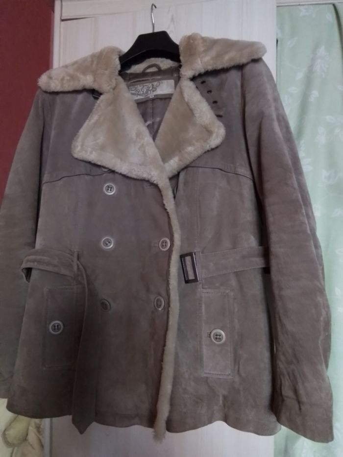 Belle veste en vrai daim  avec fourrure col.