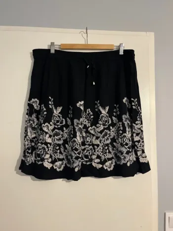 Jupe noire à fleurs