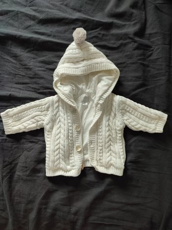 Veste blanche pour bébé de 1 mois. Très jolie avec torsades. Marque marëse.