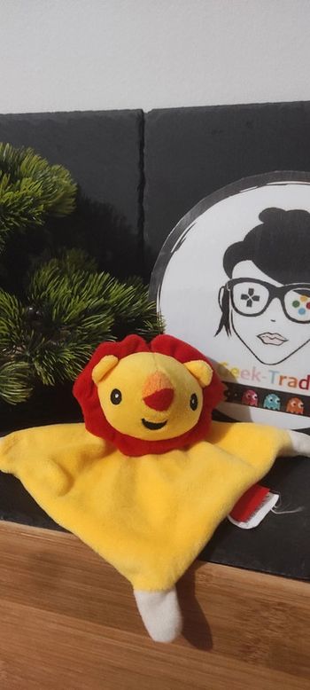 doudou lion fisher price jaune rouge grelot triangle orange hochet