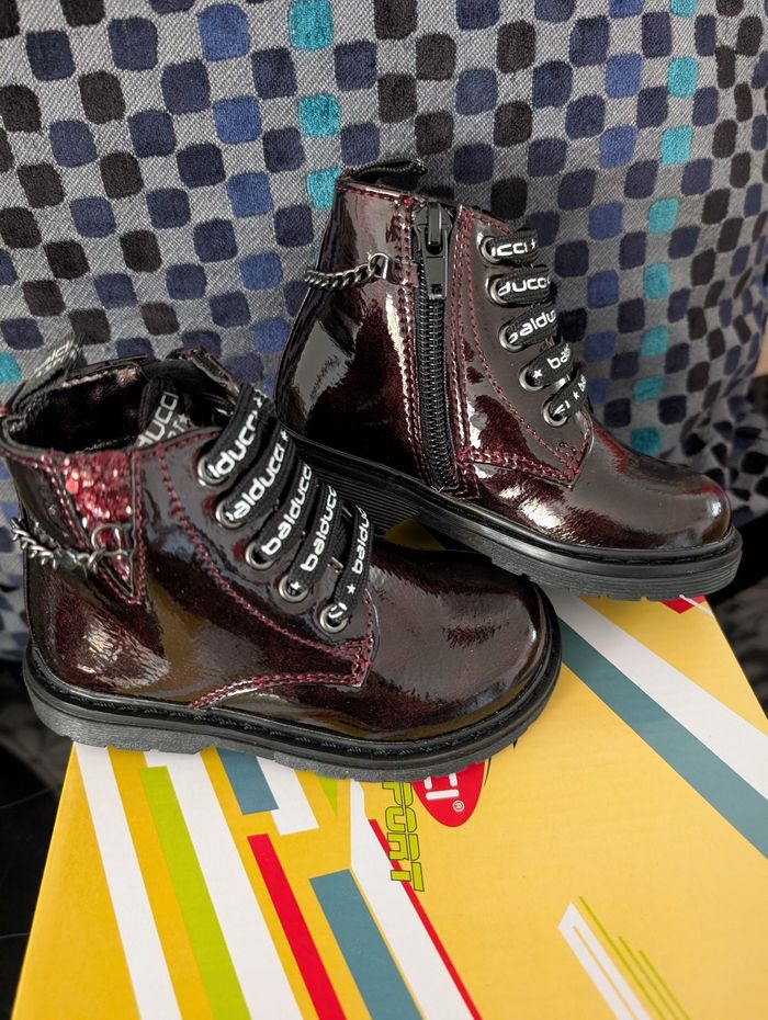 Bottines montantes fille. Taille 22. Neuf. Balducci