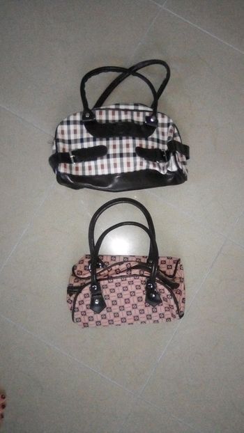 Lot de 2 petits sacs.
