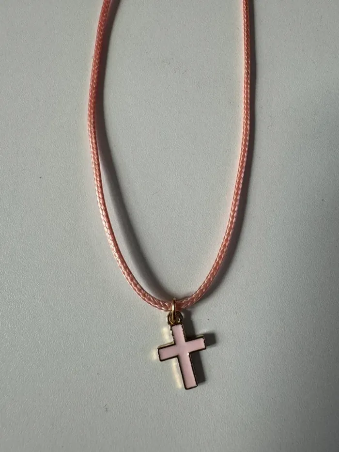 Collier cordon rose avec croix