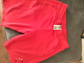 Vend short adidas neuf taille 12.13. ans
