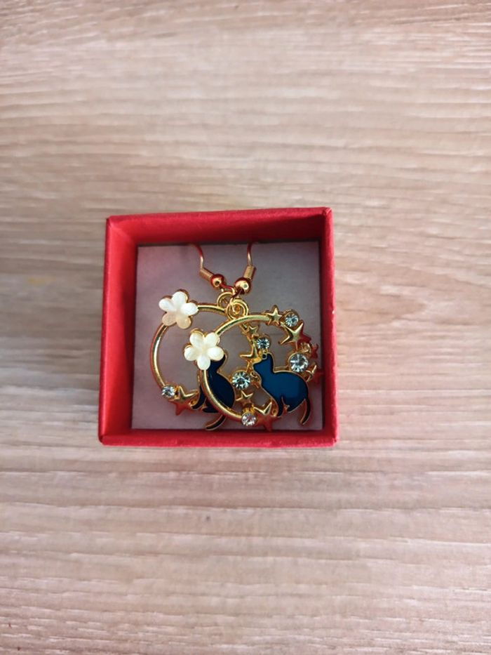 Boucles d’oreilles pendantes – Chat, étoiles et fleur - photo numéro 4