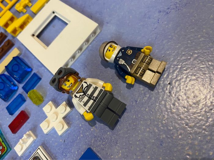 Lego junior city 10751 La course-poursuite à la montagne - photo numéro 17