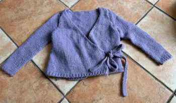 Cache cœur tricoté main violet taille 4 ans