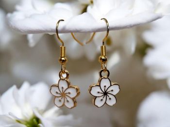 Boucles d'oreilles dorée fleur blanche 