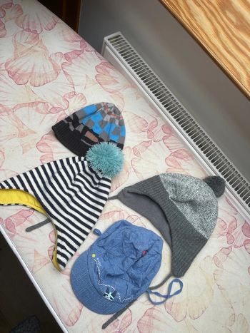 Lot 3 bonnet / 1 casquette