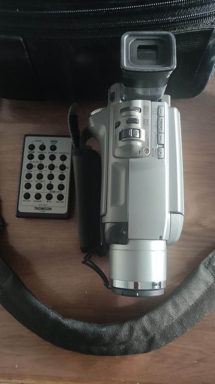 Caméscope Thomson et sa pochette - photo numéro 2
