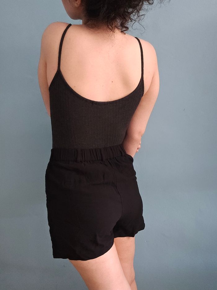 Lot 2 bodies noir et gris à bretelle moulant en très bon état - photo numéro 9