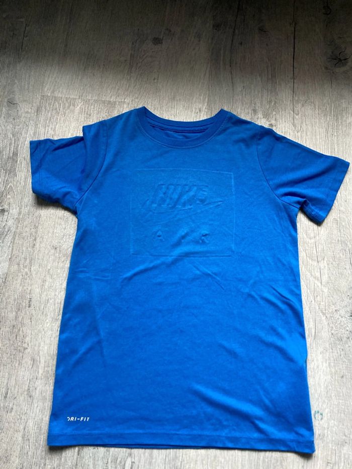 Lot 2 tee-shirts Nike dry fit 8-9 ans - photo numéro 2