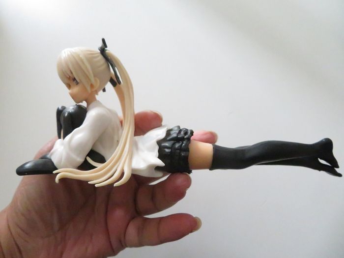 Figurine manga fille allongée avec sa peluche - photo numéro 5