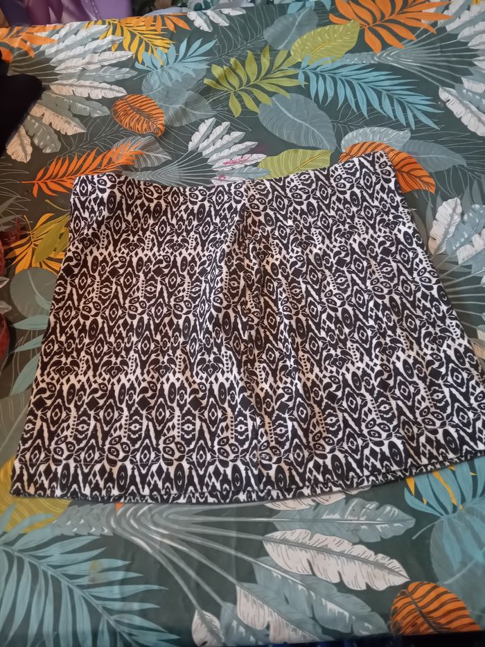 Jupe courte noire et blanche à motifs ethniques