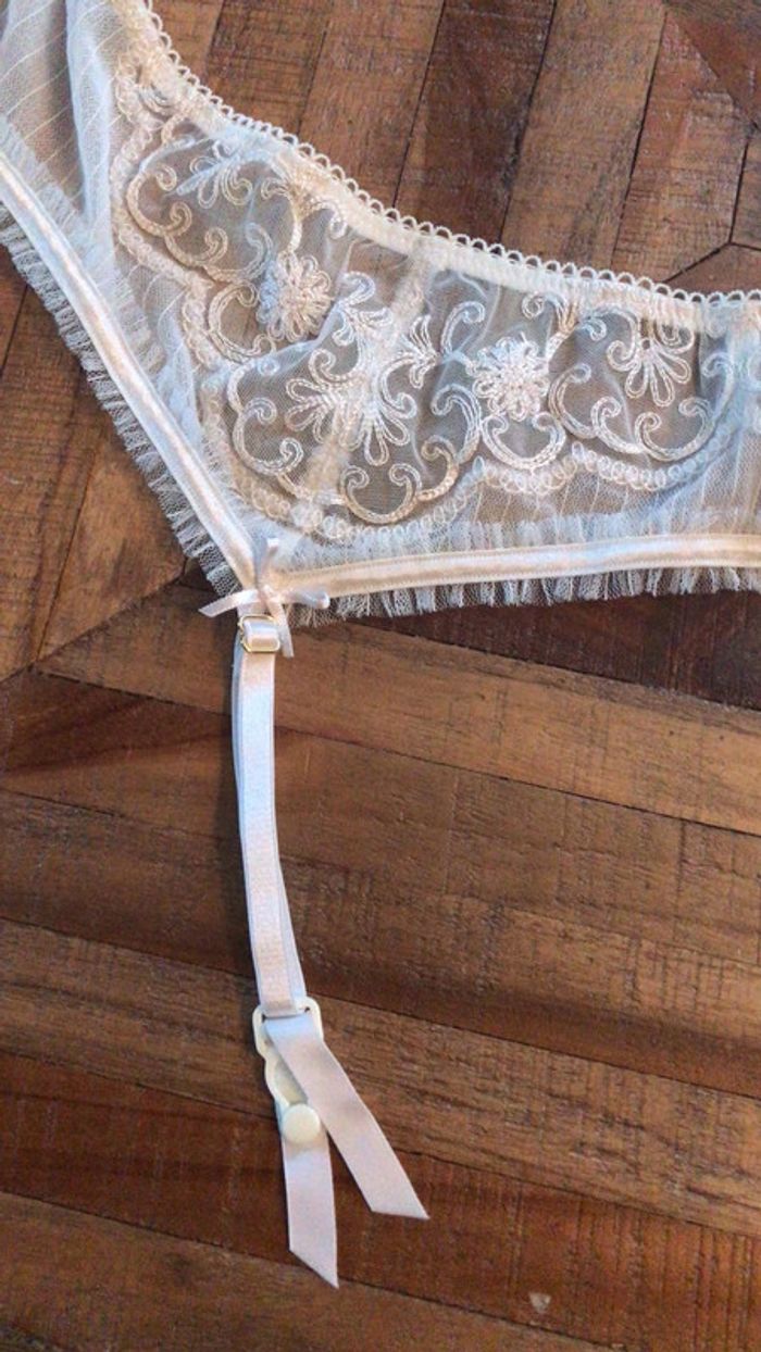 Porte jarretelle ivoire neuf Valege