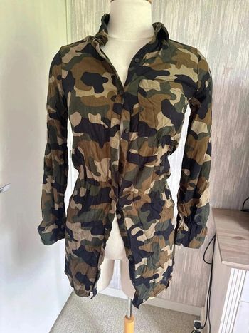 Chemise longue à motif militaire taille 36 marque Jennyfer•