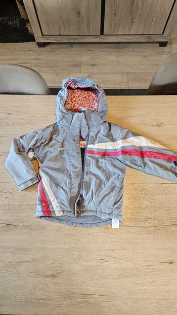 Veste de ski pour fille grise bleu avec du fushia, blanc, capuche, Wed'ze, taille 6 ans