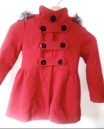Manteau rouge boutons noirs