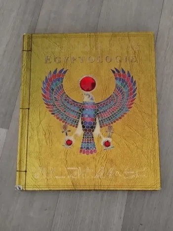 Livre Egyptologie élégante édition illustrée avec pop up