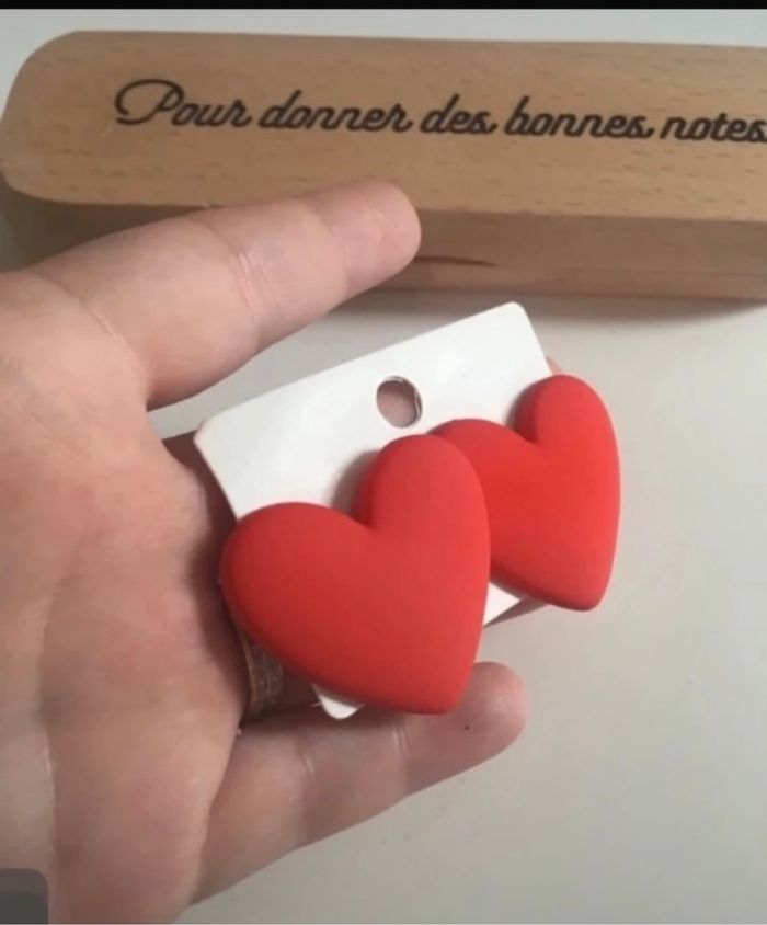 Boucles d’oreilles NEUVES pour femme forme de coeur  ♥️ couleur rouge - photo numéro 5