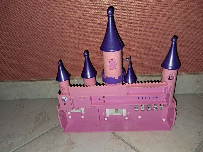 Château (façade) avec 2 personnages - photo numéro 3