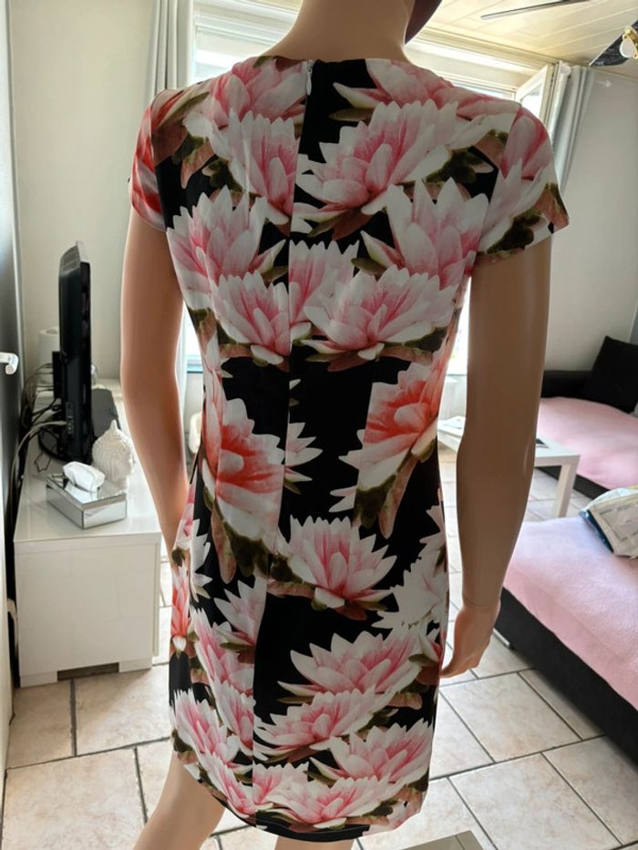 Robe à fleurs neuve - photo numéro 2