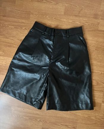 Bermuda en simili cuir