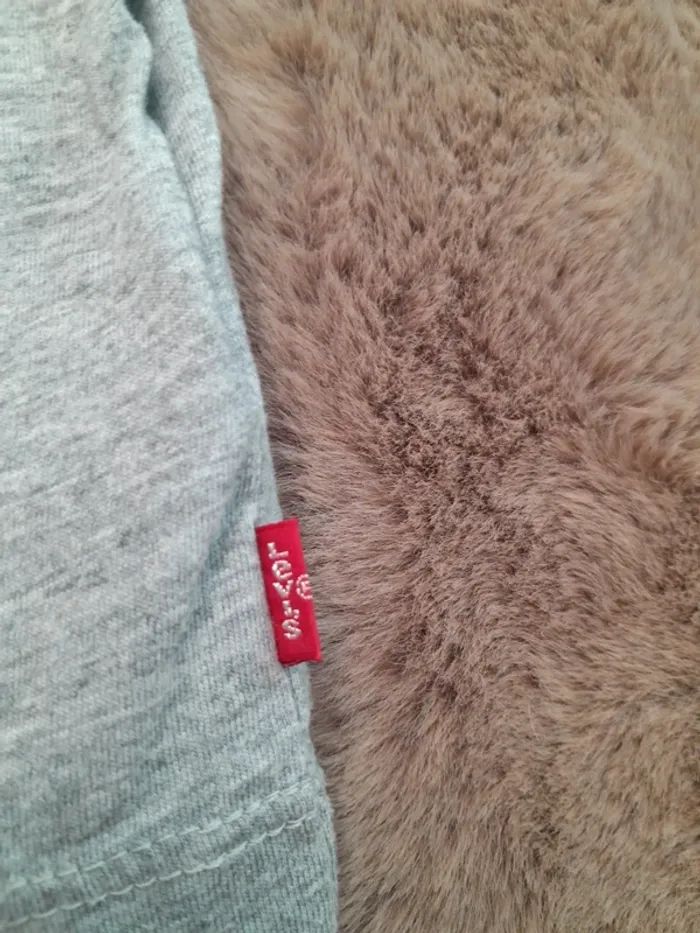 T-shirt manche courte - Levi's - Très bon état- Taille 24 mois - photo numéro 2