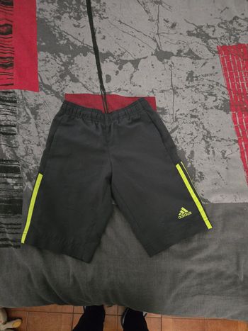 Short Adidas en 4/5 ans