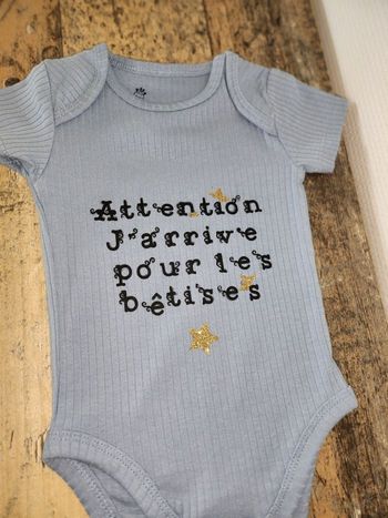 Body bleu côtelé personnalisé "Attention J'arrive pour les bêtises" 