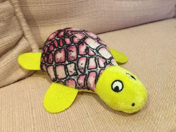 Doudou peluche tortue colorée King jouet 17 cm