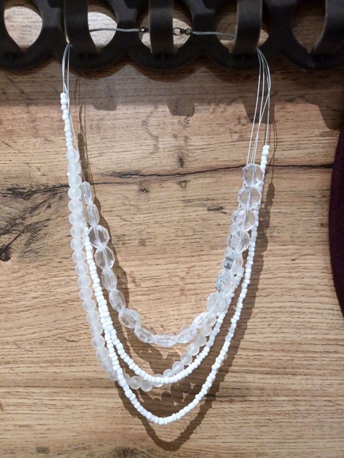 Collier perles blanches et transparente à plusieurs rangs