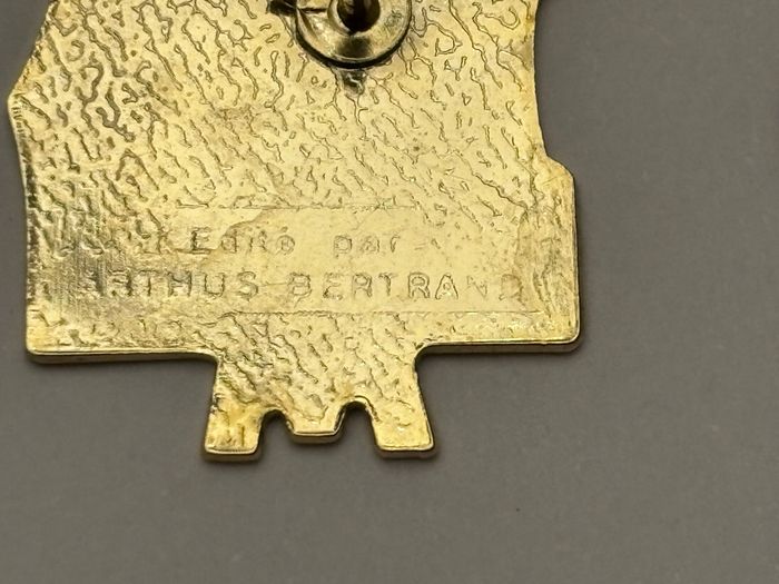 lot de 2 pin’s McDo « Grandes villes du monde » - photo numéro 3