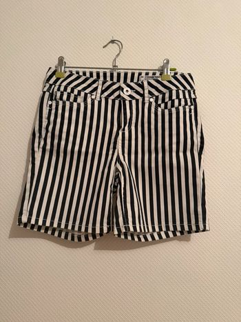 Short à rayure en très bon état taille 34-36