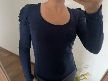 Sweat-shirt bleu marine épaule plissée