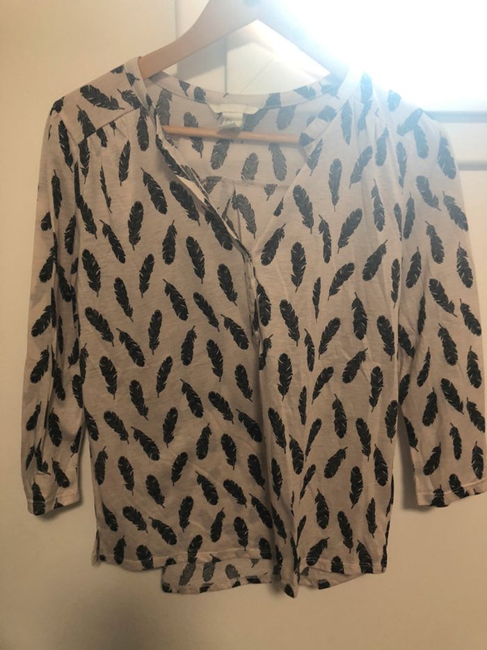Blouse fine motifs plumes.