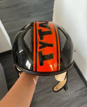 Casque de moto rétro noir et orange