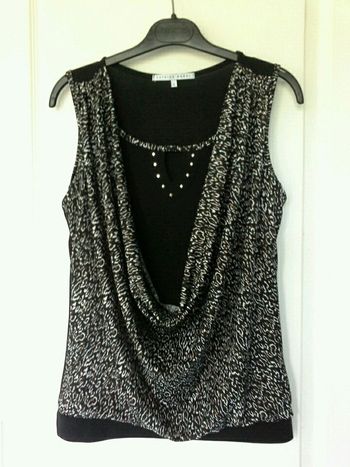 Tunique noire avec partie tissu léger par-dessus avec motif taille 38