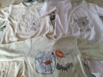 Lot de 3 pyjamas chaud 6 mois.